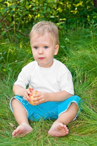 Niño sosteniendo una manzana —  Fotos de Stock