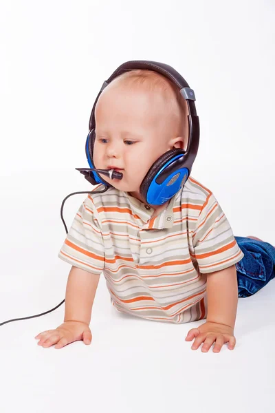 Malý chlapec s velkými sluchátky — ストック写真
