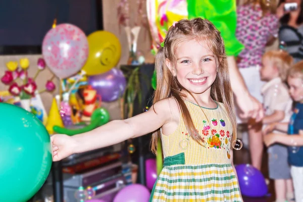 Sevimli gülümseyen kız bir doğum günü partisi balon holding — Stok fotoğraf