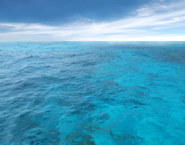 Cielo azul nublado dejando para horizonte sobre una superficie azul de la — Foto de Stock