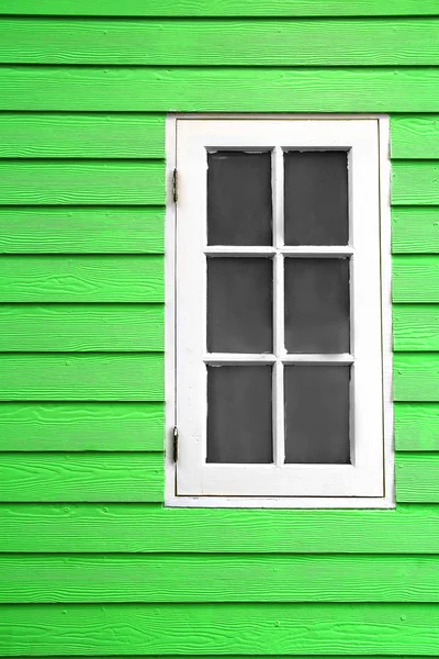 Vit trä fönster och gröna plank vägg — Stockfoto