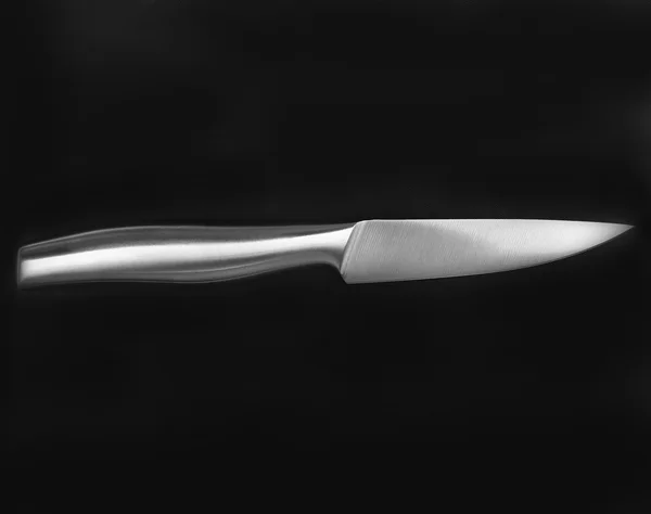 Металлический нож на черном — стоковое фото