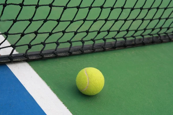 Tennis on court with net — Stock Photo, Image