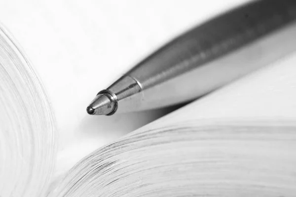 Pluma en un libro abierto — Foto de Stock