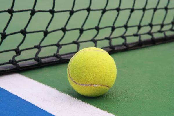 Tennis on court with net — Stock Photo, Image