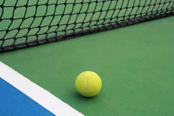 Tennis on court with net — Stock Photo, Image