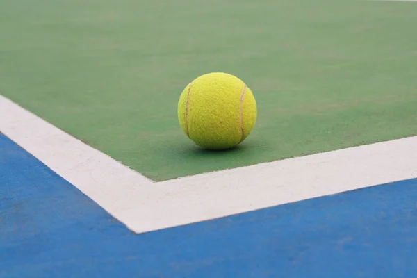 Tennis bold på banen - Stock-foto
