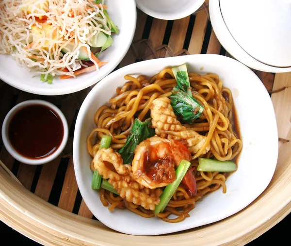 Chinese noodle stir with squid and shrimp — Stock Photo, Image