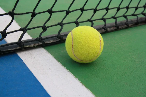 Tennis on court with net — Stock Photo, Image