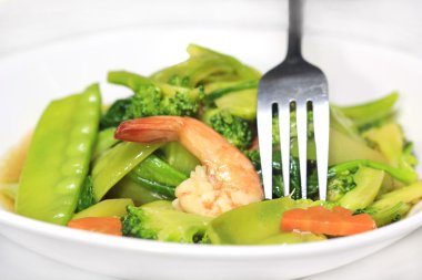 çatal ile tavada kızartılmış sebzeler