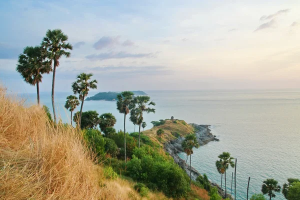 Mirador del cabo Phromthep con cielo azul Phuket, Tailandia — Foto de Stock