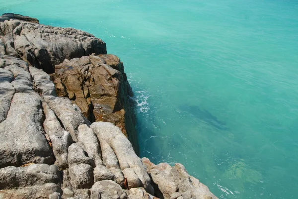 Stein und blaues Meer — Stockfoto