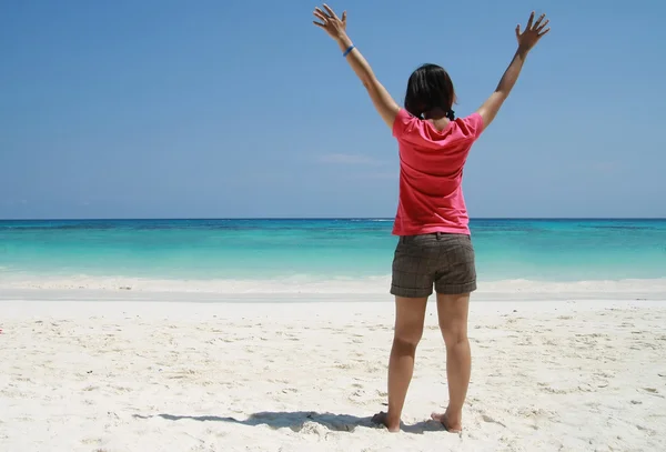 Azië vrouwen stand op strand — Stockfoto