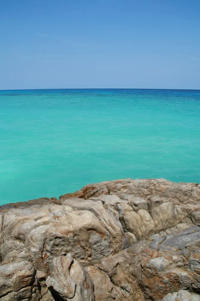 Камень и синее море — стоковое фото