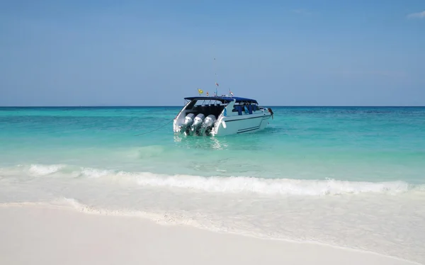 Скоростной катер на пляже — стоковое фото