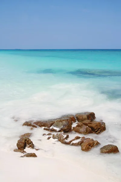 Plage et pierre, île de Tachai, groupe d'îles Similan, Phang nga , — Photo