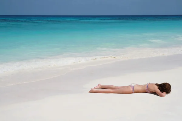 Women sunbathing on beach — Stock Photo, Image