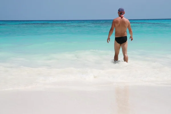 Mann geht am Strand spazieren — Stockfoto