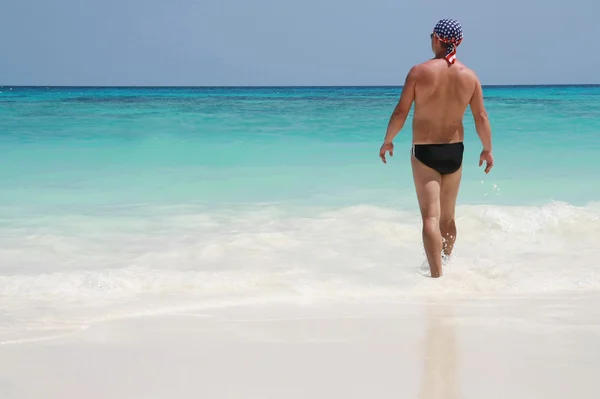 Man walk on beach — Stockfoto
