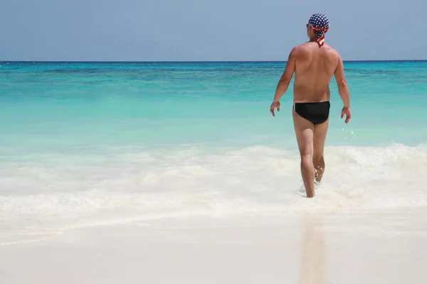 Homme marche sur la plage — Photo