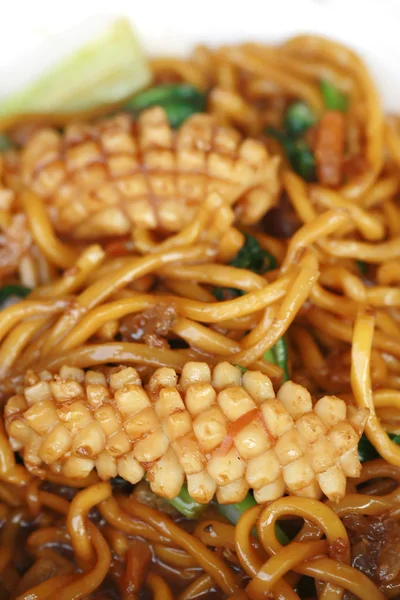 Kínai tészta keverjük shrimp és tintahal — Stock Fotó