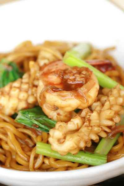 Chinese noodle stir with squid and shrimp — Stock Photo, Image