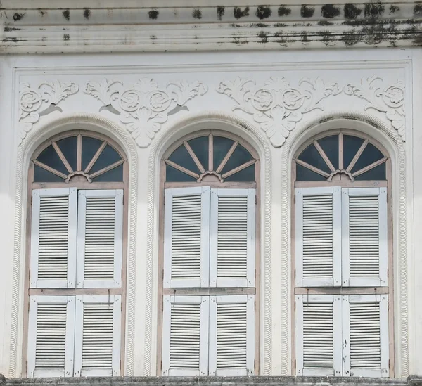 Vintage Fenster an der Wand — Stockfoto