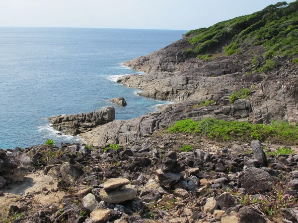 Kamień wybrzeża i niebieskie morze, Wyspy tachai, phang nga, Tajlandia — Zdjęcie stockowe