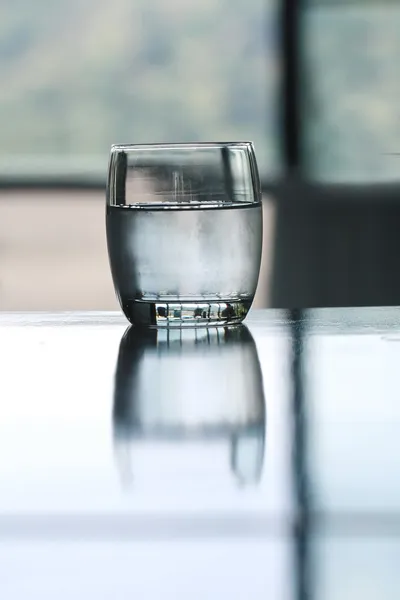 Vaso de agua potable fría en la mesa —  Fotos de Stock