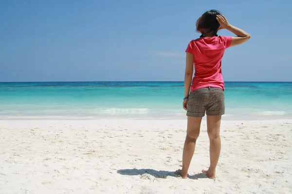 Azji kobiety stoją na plaży — Zdjęcie stockowe