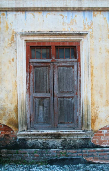 Vecchia rovina finestra di legno — Foto Stock
