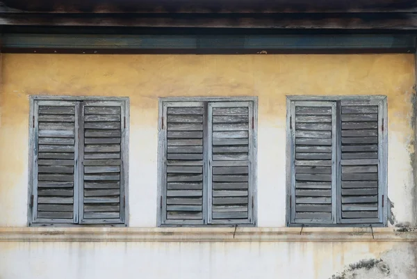 Vintage Fenster an der Wand — Stockfoto