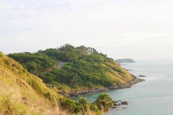 Phromthep Cape Aussichtspunkt mit blauem Himmel phuket, Thailand — Stockfoto