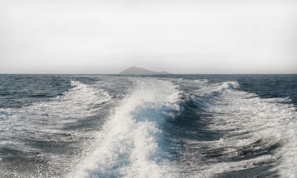 海でスピード ボートから水波 — ストック写真