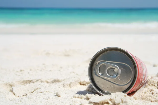 Puede en la playa — Foto de Stock