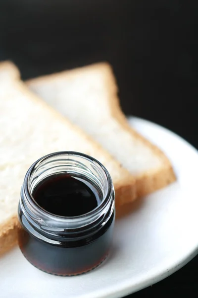 Blue berry jam and sliced bread. — Stock Photo, Image