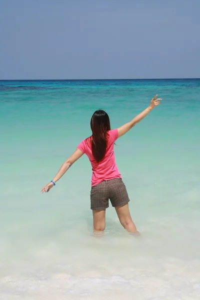 Asia mujeres caminar en el mar — Foto de Stock