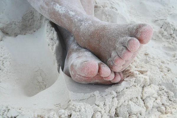 Pieds nus sur la plage de sable — Photo