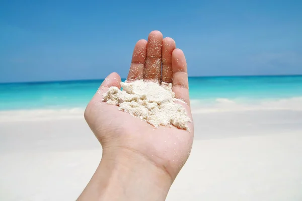 手は、ビーチの砂を保持します。 — ストック写真