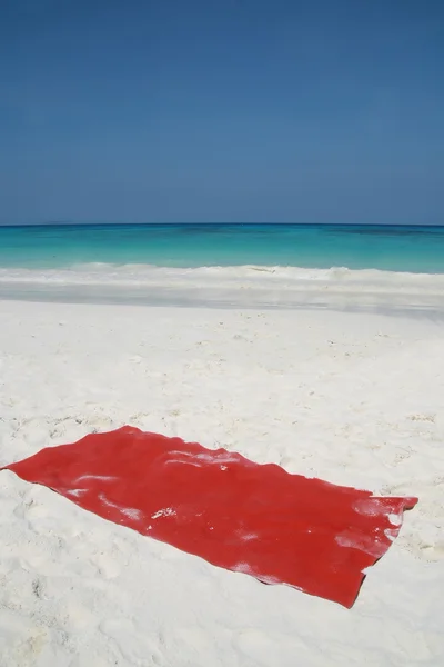 Rode handdoek op mooie beach, tachai eiland, similan eilandengroep — Stockfoto