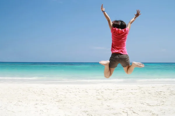 Asiatiques femmes sauter sur la plage — Photo