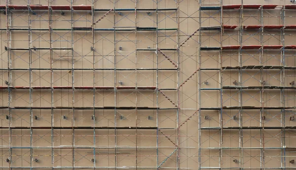 Muitos andaimes em muito grande canteiro de obras — Fotografia de Stock