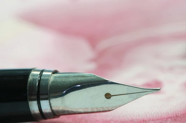 Pluma de plumín de metal en la factura de dinero de China —  Fotos de Stock