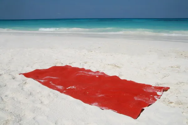 红色毛巾上美丽的海滩、 大才岛、 普吉岛组 免版税图库照片