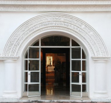 Beyaz kemer, klasik kapı