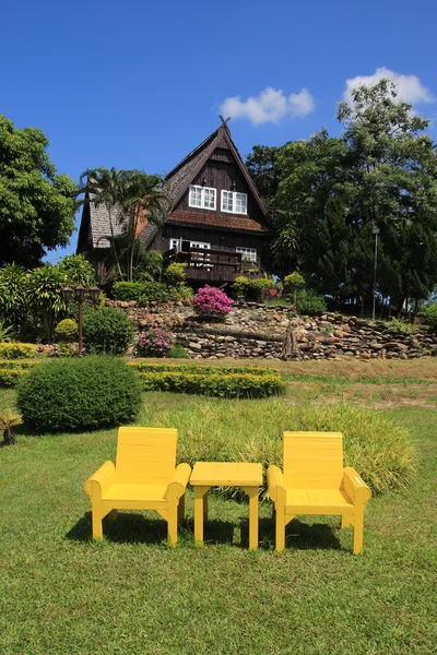 Silla amarilla en el jardín, Chiang Mai, Tailandia — Foto de Stock