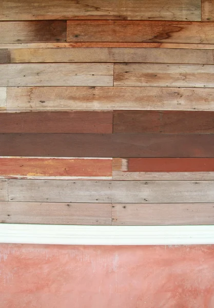 Förstöra trä planka och röda betongvägg — Stockfoto