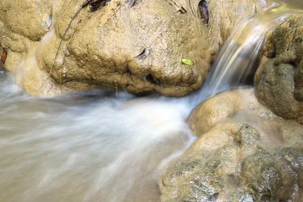 Waterstroom op steen — Stockfoto