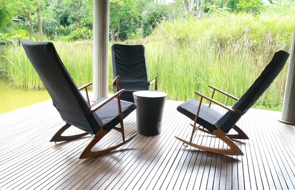 Üç sandalye sallanır