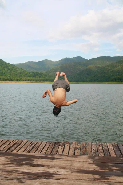 Un homme sauter à la rivière — Photo